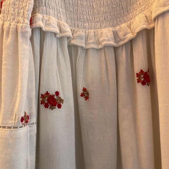 Free people white dress with embroidered flowers - Picture 2 of 3
